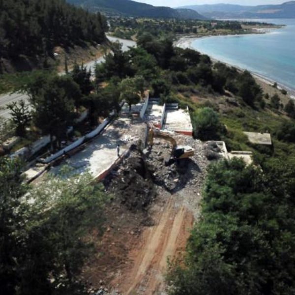 Salda Gölü kıyısındaki kaçak yapı yıkıldı