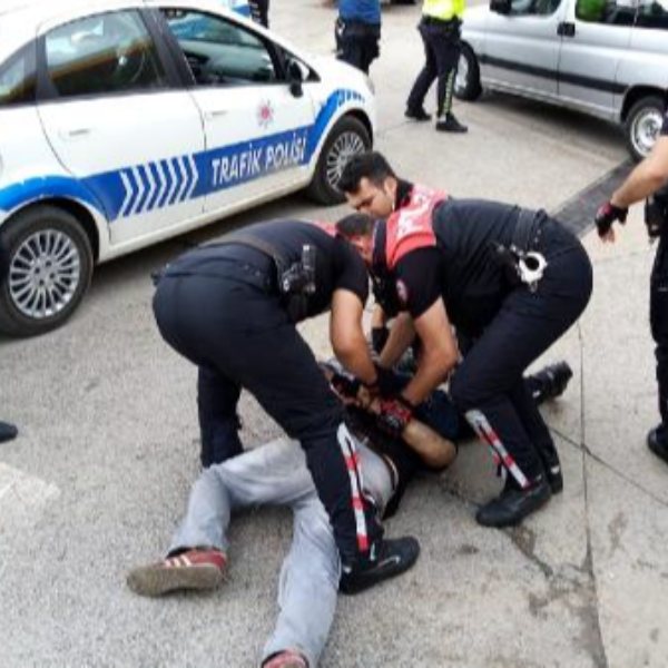 Bursa'da polise direnip motosikleti kaçırmaya çalıştılar