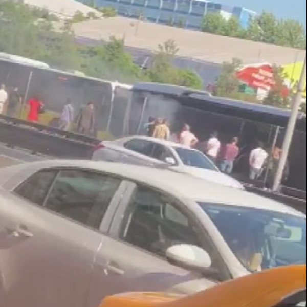 İstanbul'da metrobüste yangın paniği