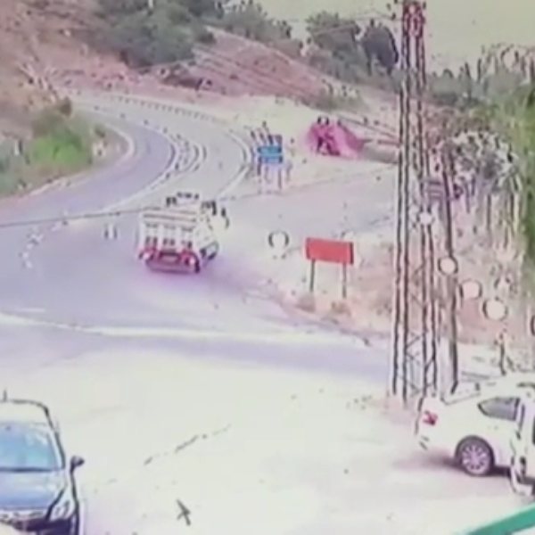 Elazığ’da freni boşalan kamyonun devrilme anı