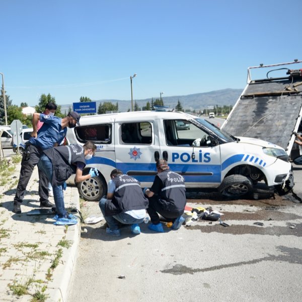 Eskişehir'de polis aracı devrildi: 2 yaralı