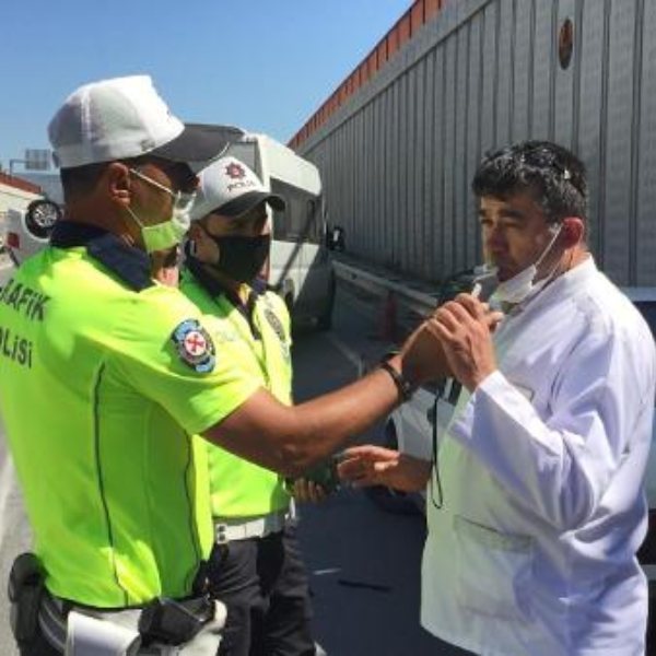 Eskişehir'de, alkol muayenesinde polise zor anlar yaşattı