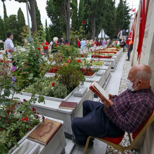 15 Temmuz şehitleri kabirleri başında anıldı