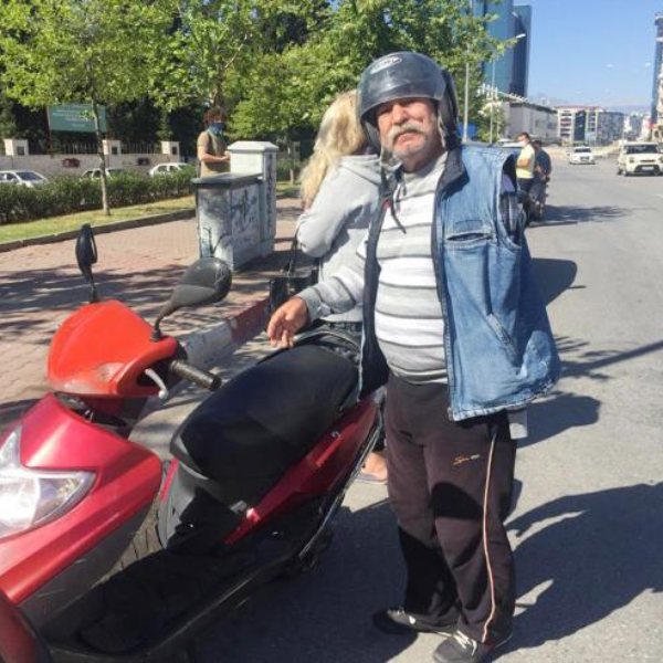 Antalya'da, tek koluyla motosiklet kullandı