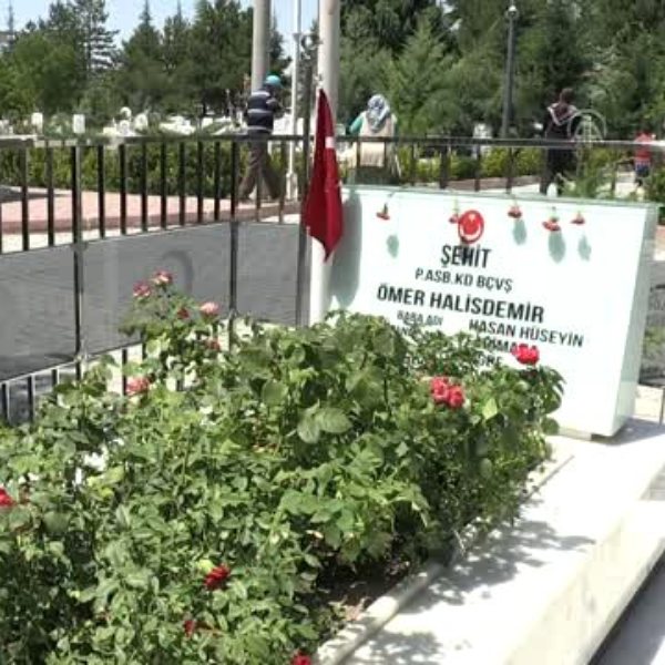 Şehit Astsubay Ömer Halisdemir, kabri başında anıldı