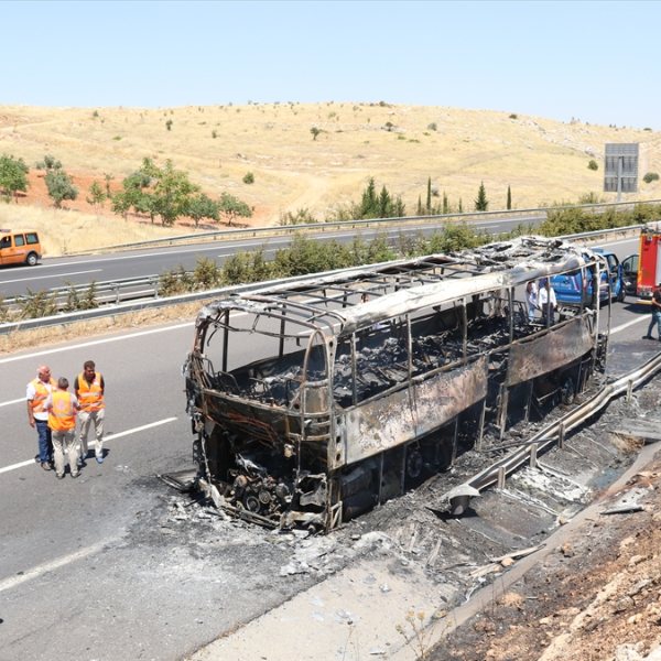 Şanlıurfa'da seyir halindeki otobüs yandı