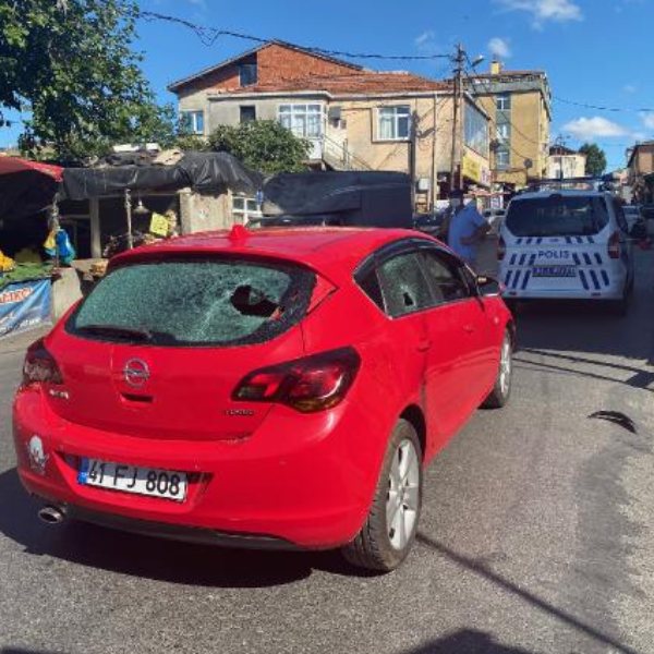 Beykoz'da kaza sonrası otomobile saldırdılar