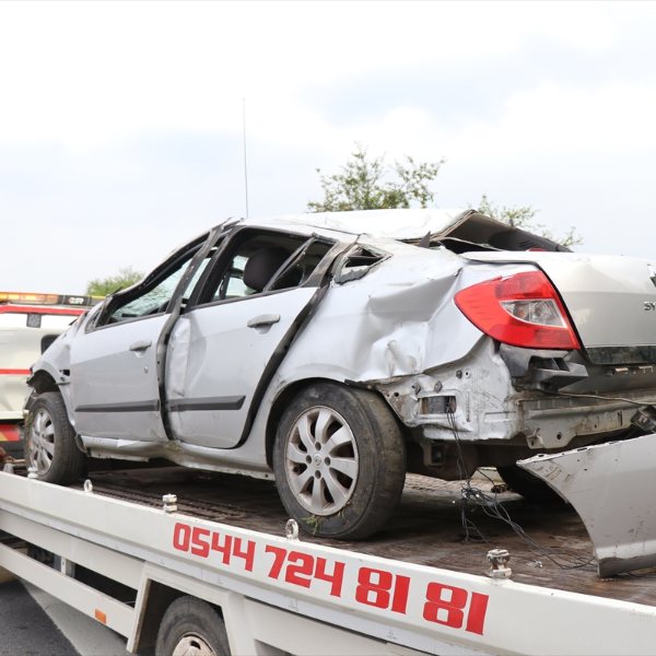 Anadolu Otoyolu'nda otomobil devrildi: 5 yaralı