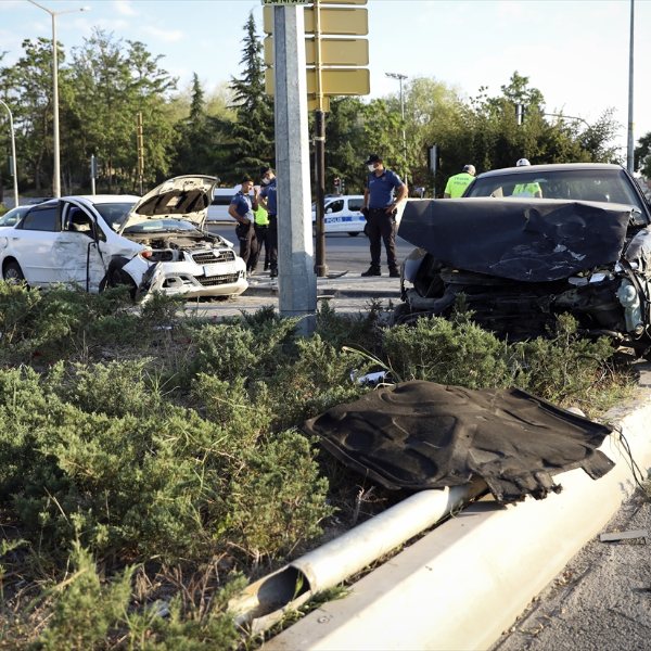 Ankara'da iki otomobil çarpıştı: 4 yaralı