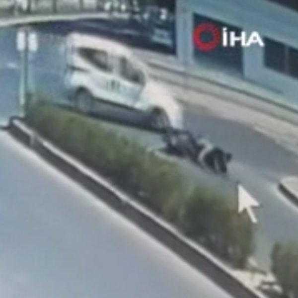 Antalya'da araca çarpmamak için motosikletini devirdi