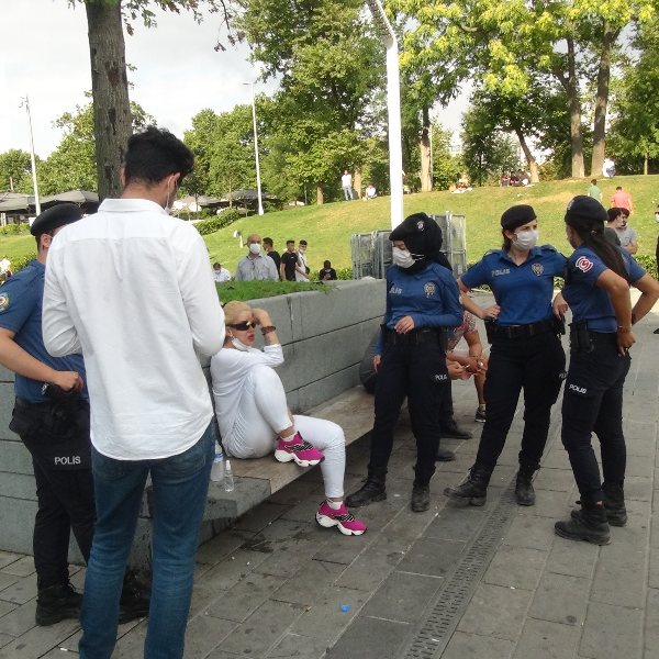 Taksim'de arkadaşları tarafından darbedilen kadın