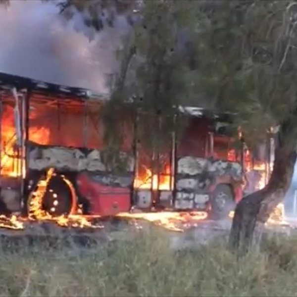 Adana'da seyir halindeki otobüs yandı