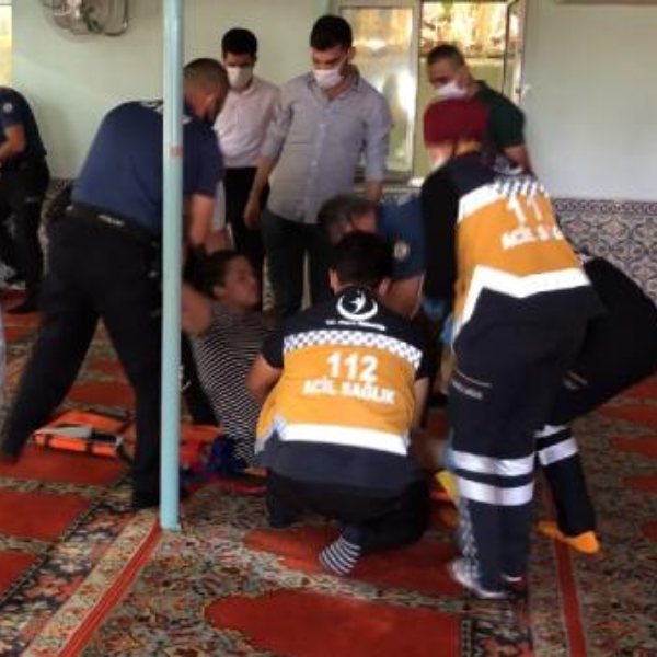 Bursa'da, camları kırdığı camiden zorla çıkarıldı