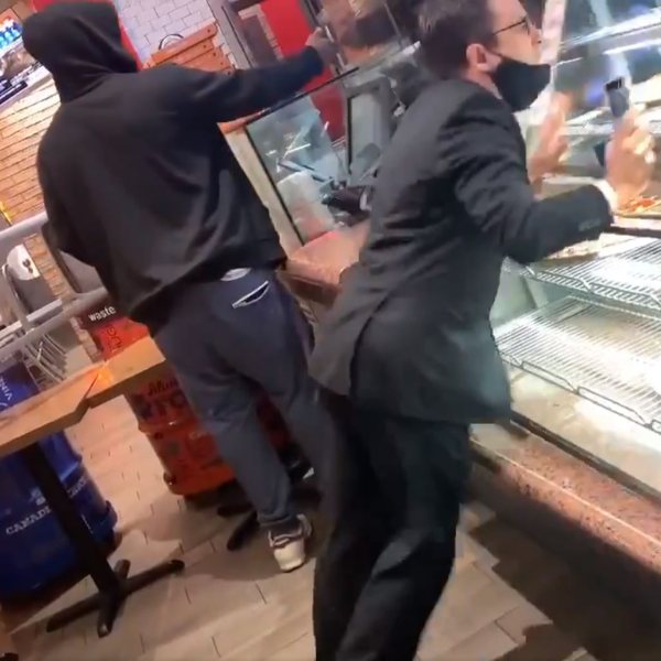 Kanada'da maskesiz müşteriye sinirlenip olay çıkardı