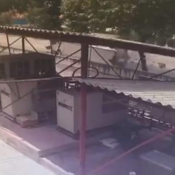 Avcılar'da kamyonun parçalandığı kaza kamerada