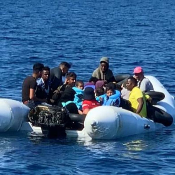 Ayvalık açıklarındaki 32 göçmen kurtarıldı