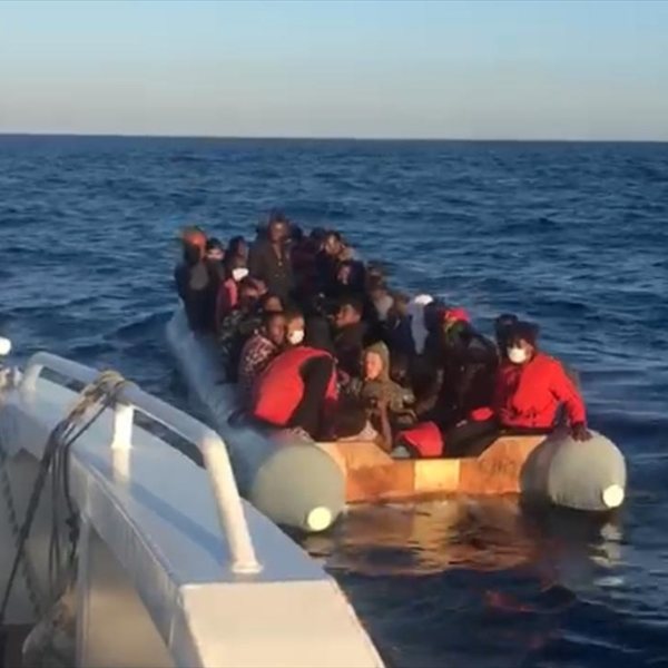 İzmir'de 44 sığınmacı kurtarıldı