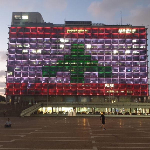 Tel Aviv Belediye binası, Lübnan bayrağıyla aydınlatıldı