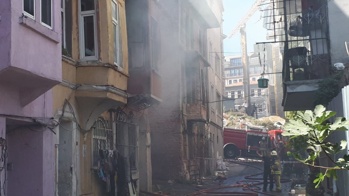 Beyoğlu'nda metruk bina yandı