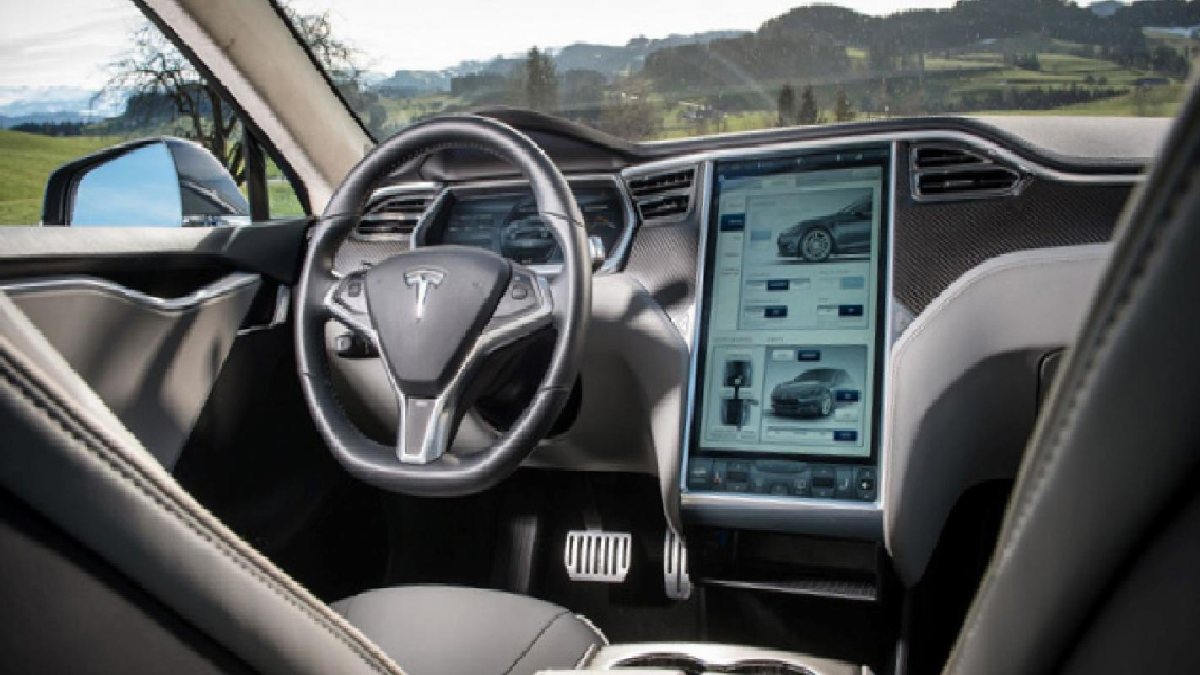 Tesla, araç içinde unutulan çocukları tespit edebilecek