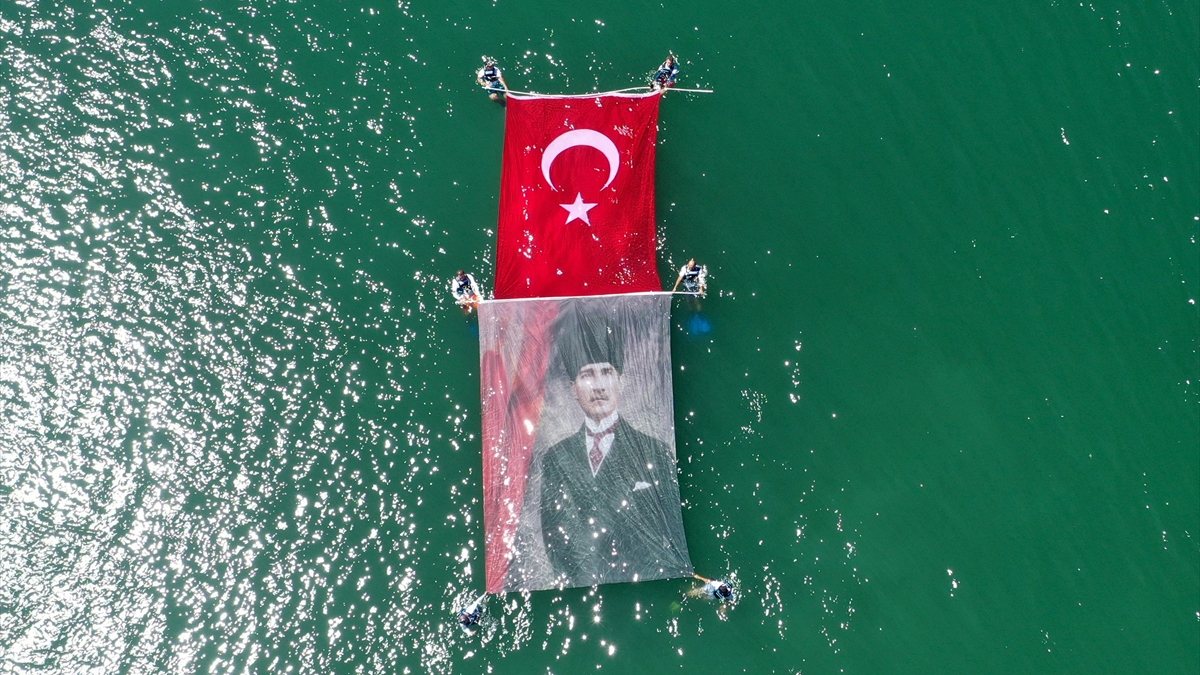 Kayseri'de balık adamlar, suda Türk bayrağı ve Atatürk posteri açtı