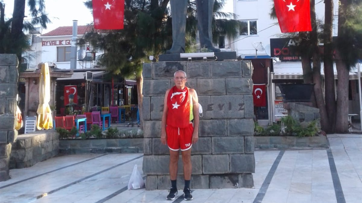 Balıkesir'de 70 yaşında Zafer Bayramı için kilometrelerce koştu
