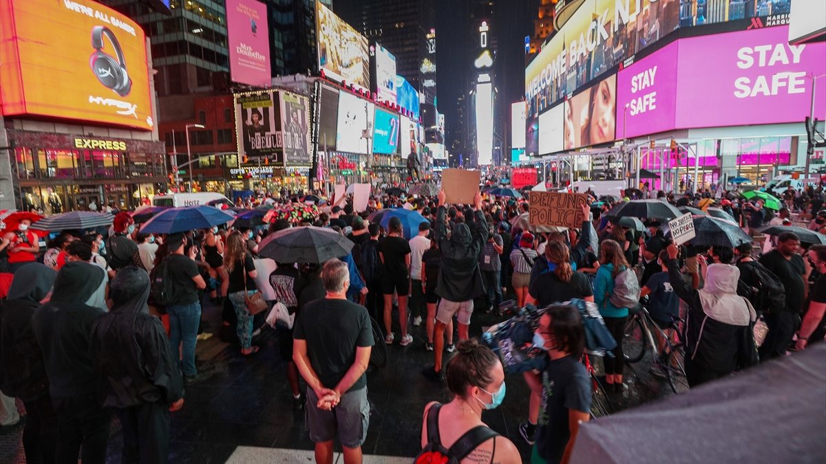 New York'ta aracını protestocuların üzerine sürdü