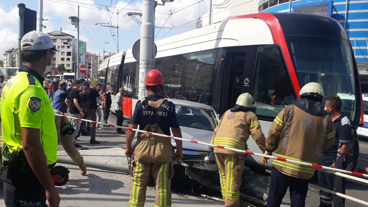 Güngören'de otomobil ile tramvay çarpıştı: 1 yaralı