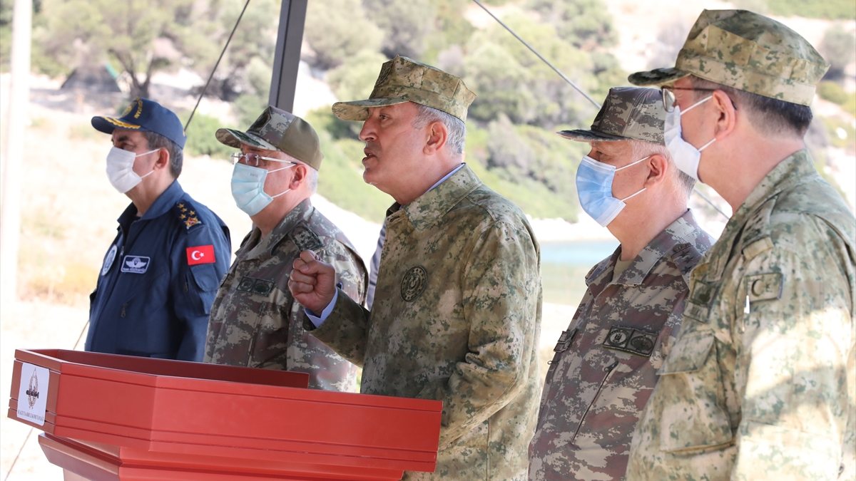 Hulusi Akar ve komutanlar Kardak kahramanları ile bir araya geldi