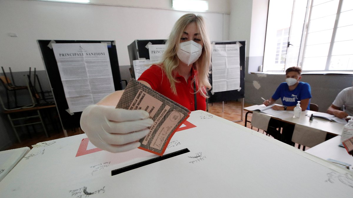 İtalya'da halk, anayasa referandumu için sandık başında