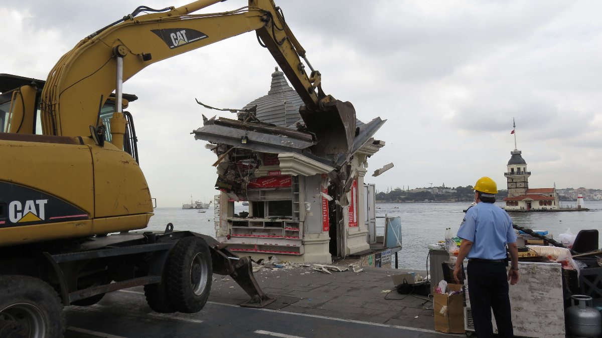 İstanbul'da Üsküdar Sahili'ndeki 2 büfe yıkıldı