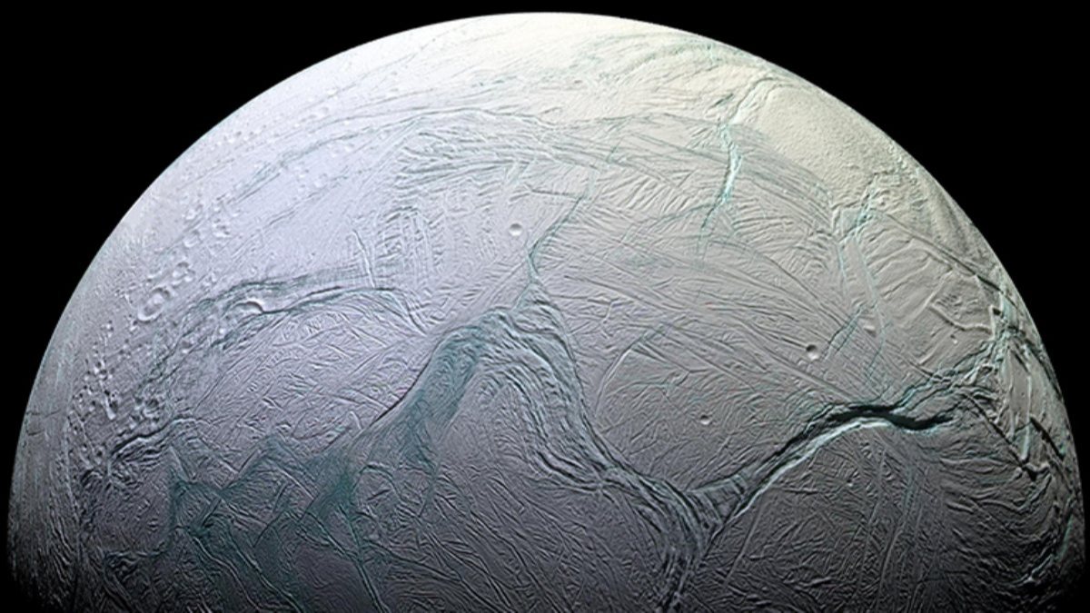 Satürn'ün uydusu Enceladus'un yüzeyinden buz fışkıran bölge görüntülendi