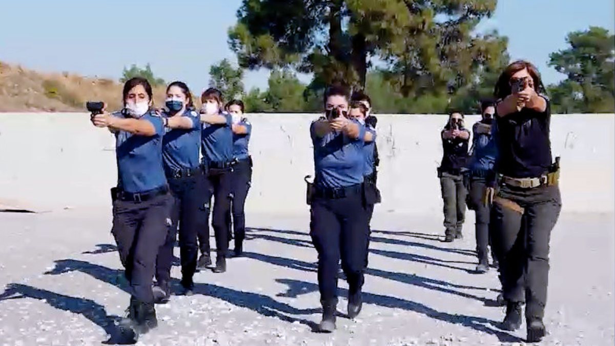 Antalya'da kadın polisler silahlı performanslarıyla göz doldurdu