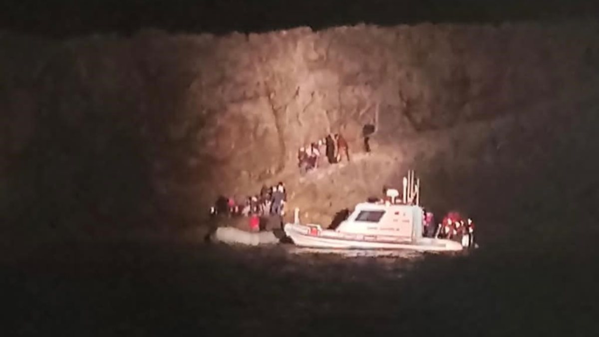 İzmir'de 33 göçmen kurtarıldı