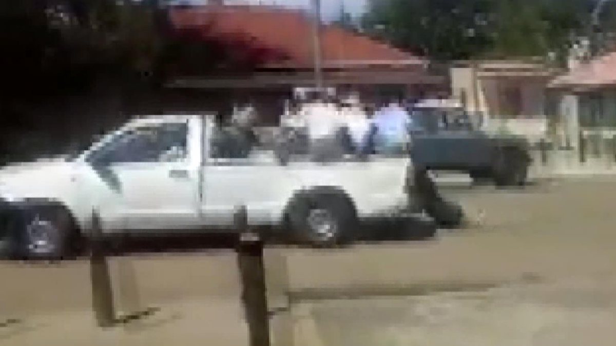 Kenya'da polis kamyonetinin arkasında sürüklenen kadın