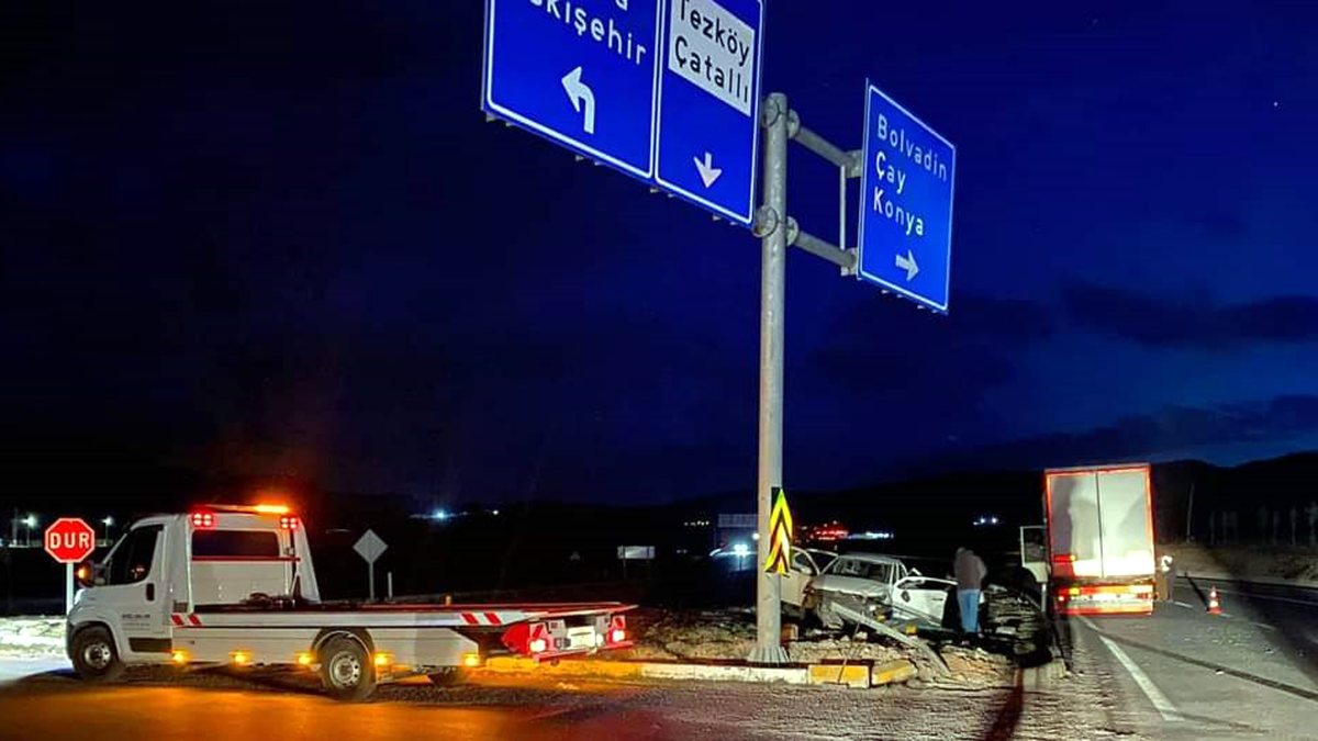 Afyonkarahisar'da otomobil ile tır kavşakta çarpıştı: 3 ölü, 2 yaralı