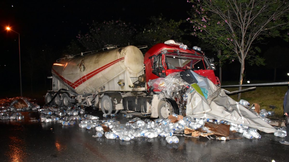İzmir'de tır, park halindeki beton mikserine çarptı