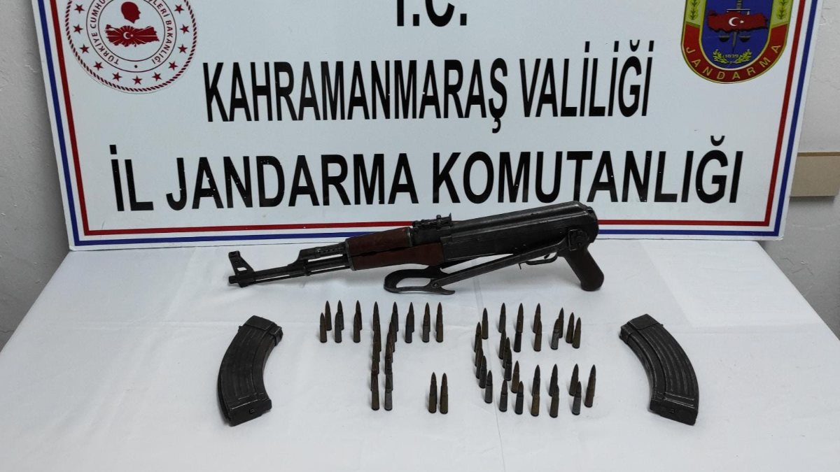 Kahramanmaraş'ta, samanlıkta gömülü kalaşnikof ele geçirildi
