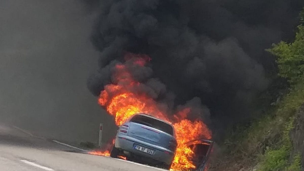Bartın'da seyir halindeki araç yandı