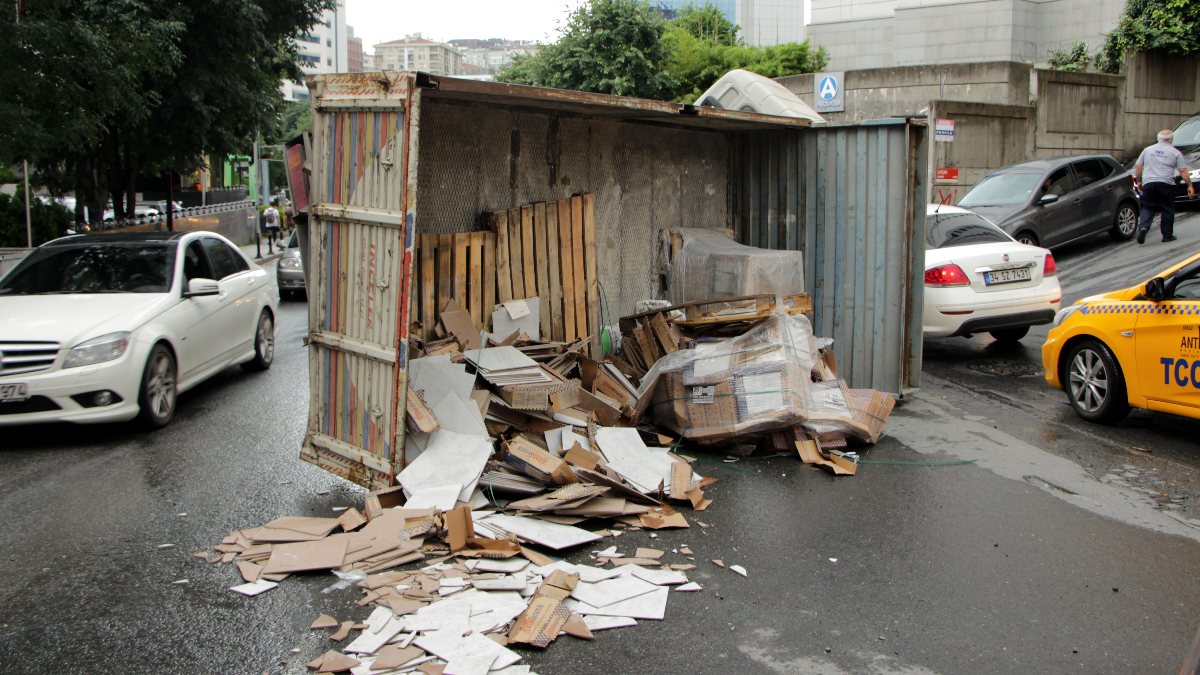 Şişli'de seramik yüklü kamyon devrildi