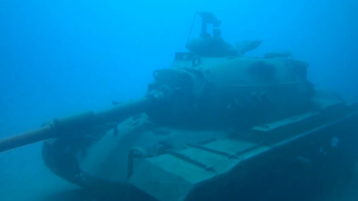Kaş'ta su altındaki 45 tonluk tank dalgıçların ilgisini çekiyor