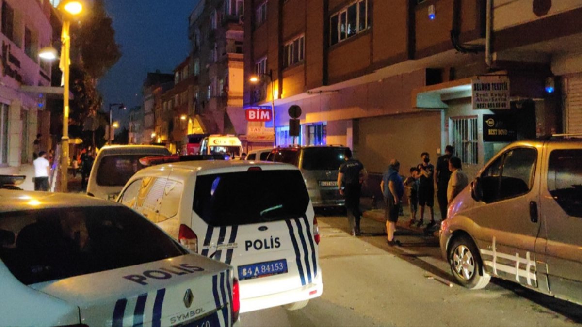 Zeytinburnu'nda sokak ortasında bıçaklı kavga: 1'i ağır 3 yaralı