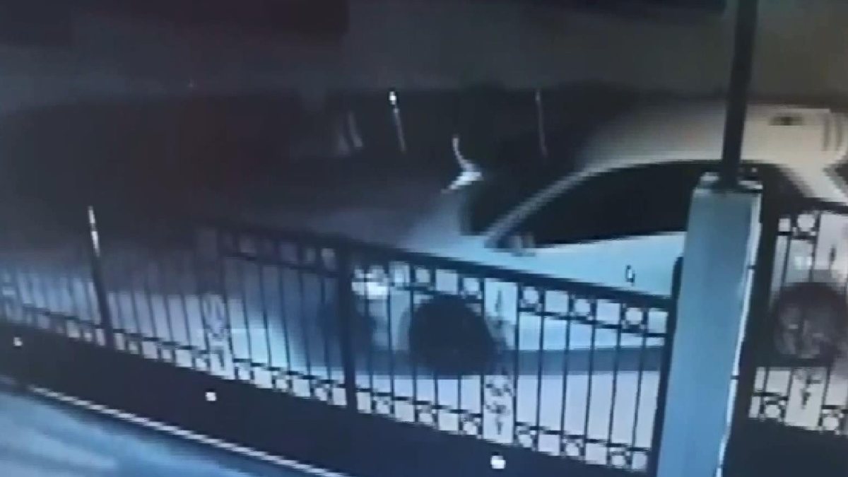 Büyükçekmece'de otomobilin çocuğa çarptığı an