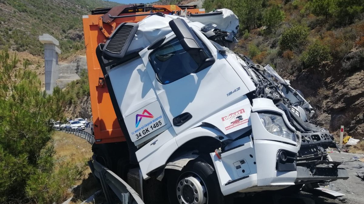 Mersin’de yolcu otobüsü tırla çarpıştı: 15 yaralı