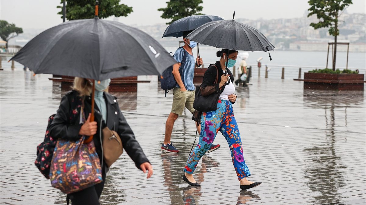 İstanbul güne yağmurla uyandı