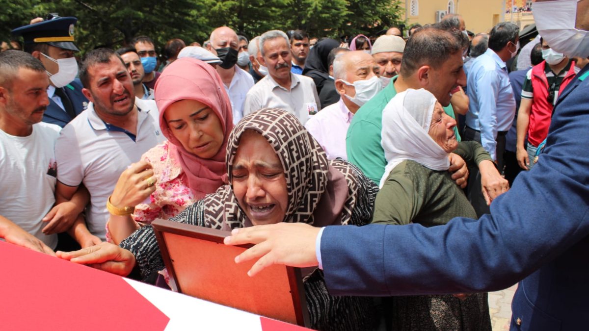 Şehit astsubay, gözyaşlarıyla son yolculuğuna uğurlandı
