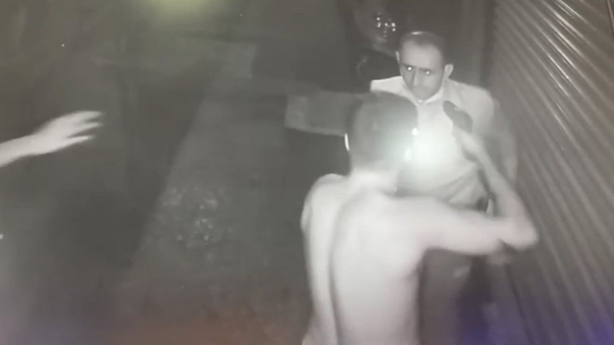 Kağıthane’de saldırgan, bekçinin başına silah dayadı