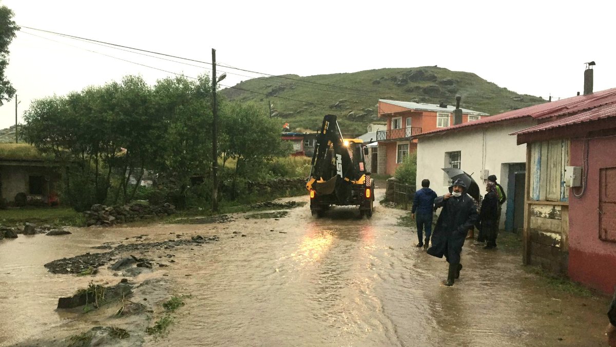 Ardahan’da şiddetli yağışlar sele neden oldu