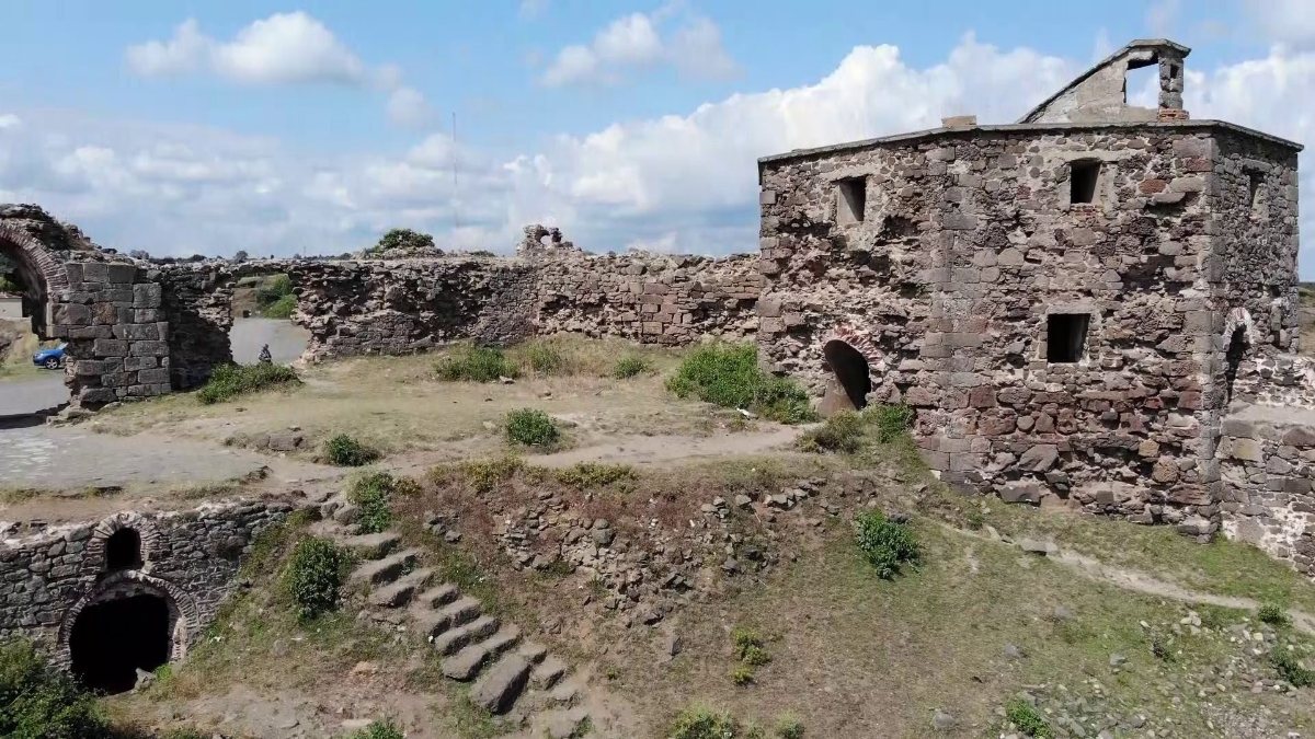 Tarihi Rumeli Feneri Kalesi harabeye döndü