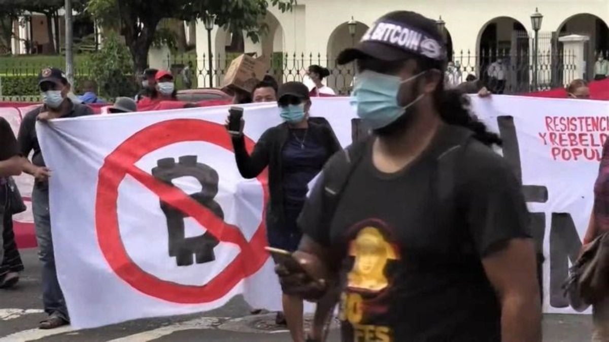 El Salvador vatandaşları, Bitcoin yasasını protesto ediyor